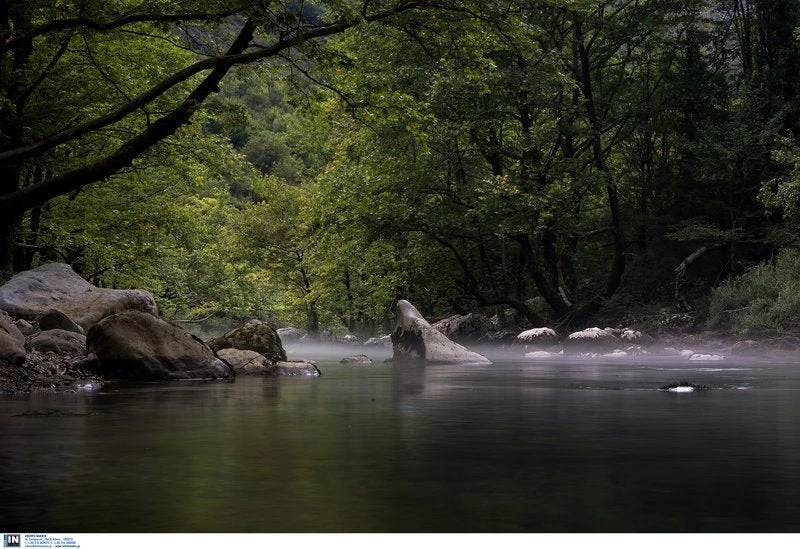 Μοναδικές εικόνες: Πεζοπορία στο φαράγγι του Βίκου – Το βαθύτερο του κόσμου σύμφωνα με το Γκίνες